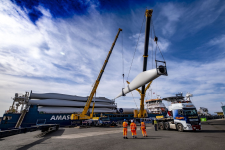 Port of Leith uses multi crane lifting equipment to unload onshore wind turbines - анонс