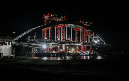 Mammoet lifts ‘Iron Lady’ in night-time operation - анонс