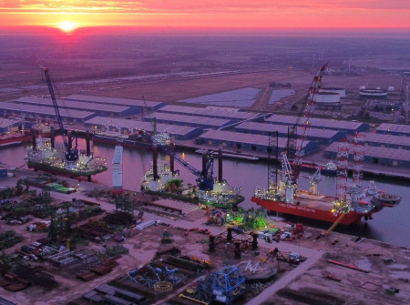 Blue Tern jack up installs monopole foundations at Kaskasi wind farm - анонс